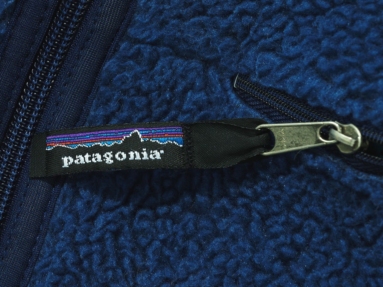 エディターが買ってよかったパタゴニアのフリース/ベビーレトロカーディガンのファスナーロゴ寄り