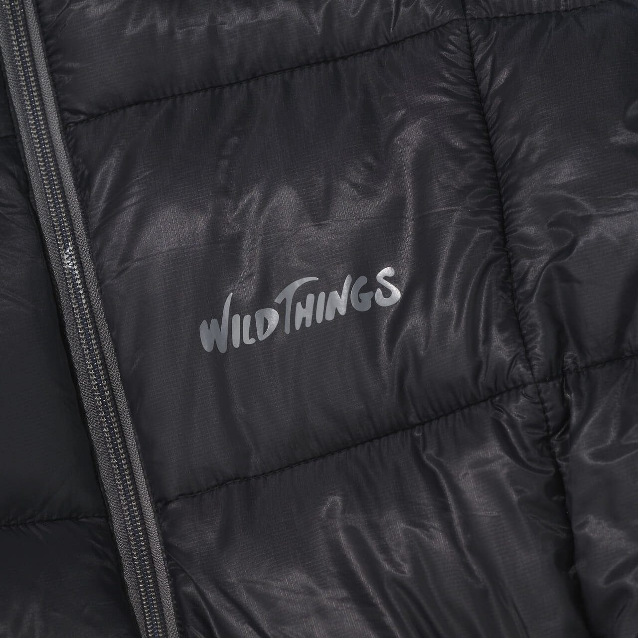 エディターが買ってよかったワイルドシングス ビバーク ロフトジャケット　ダウンの胸もとロゴ