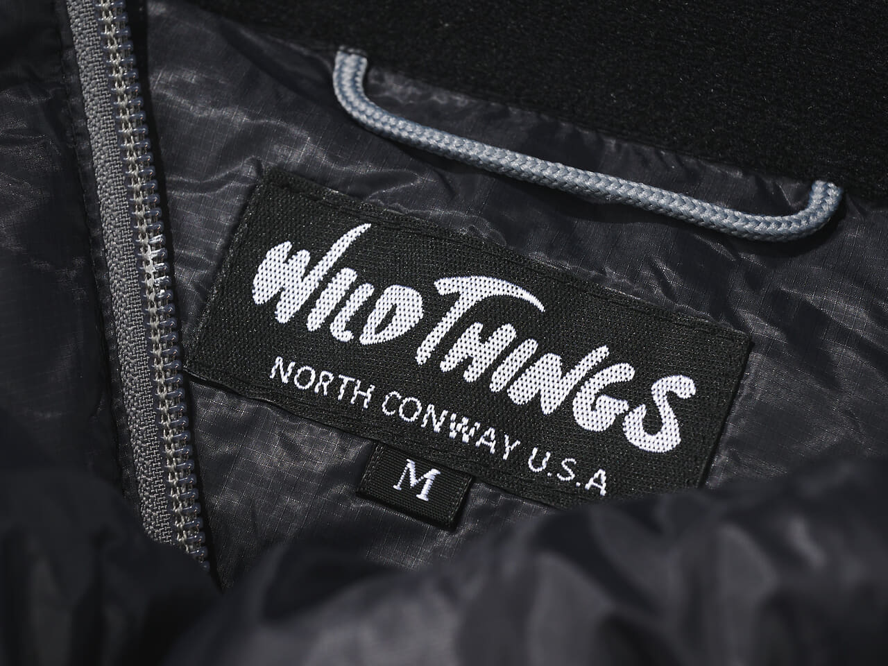 エディターが買ってよかったワイルドシングス ビバーク ロフトジャケット　ダウン　襟元のロゴ