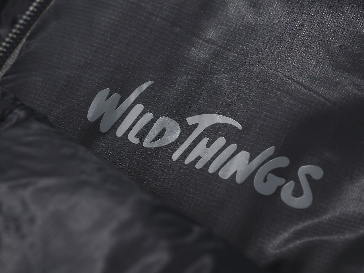 エディターが買ってよかったワイルドシングス ビバーク ロフトジャケット　ダウンの胸もとロゴ寄り