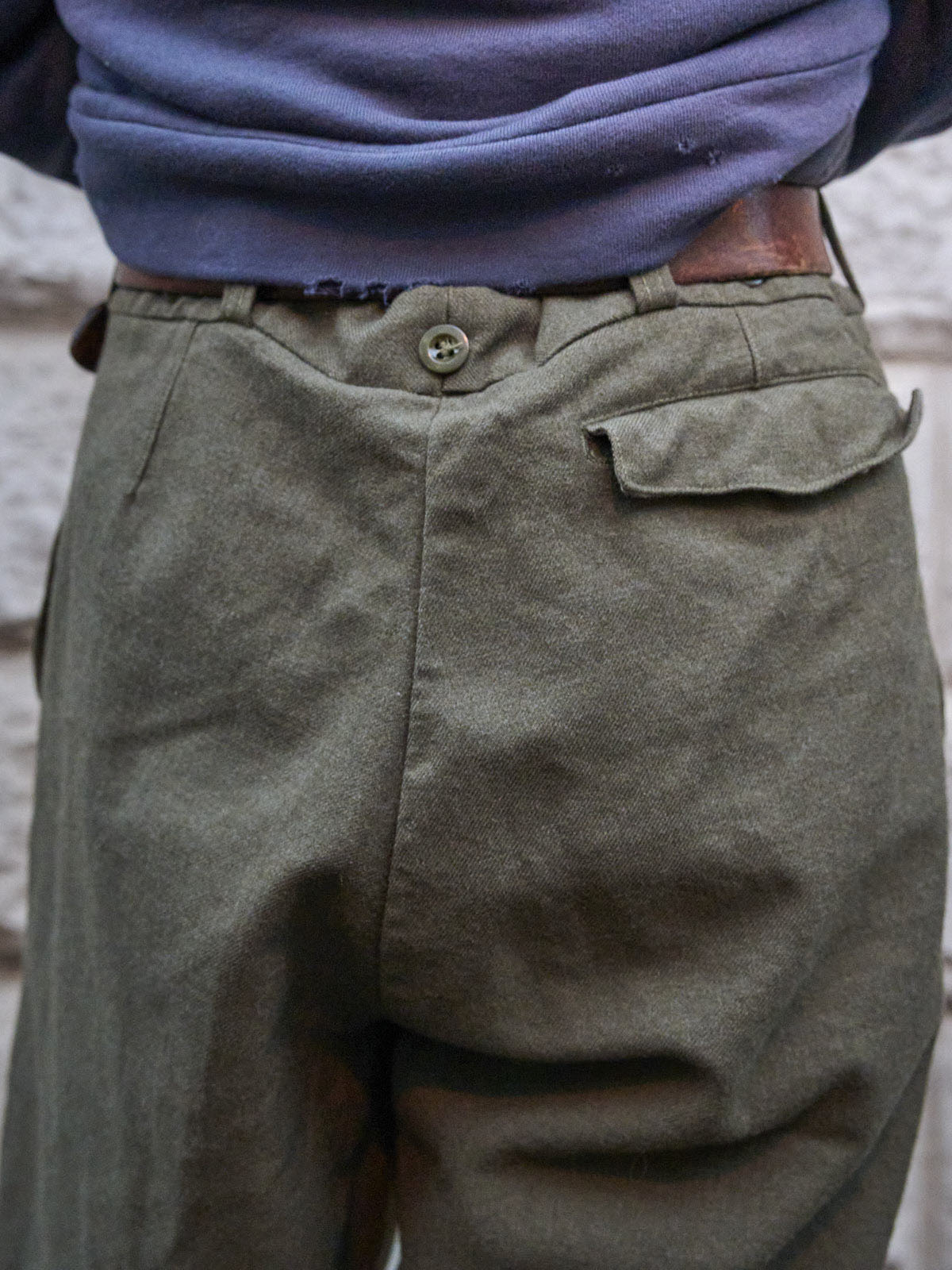 松岡光の冬の私服コーディネート＿古着のパンツ＿バック