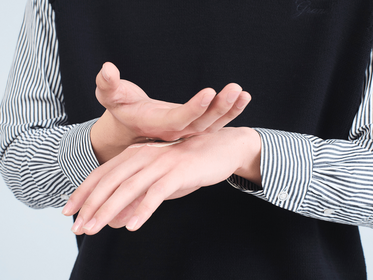 ハンドクリーム塗り方 手の甲を合わせる