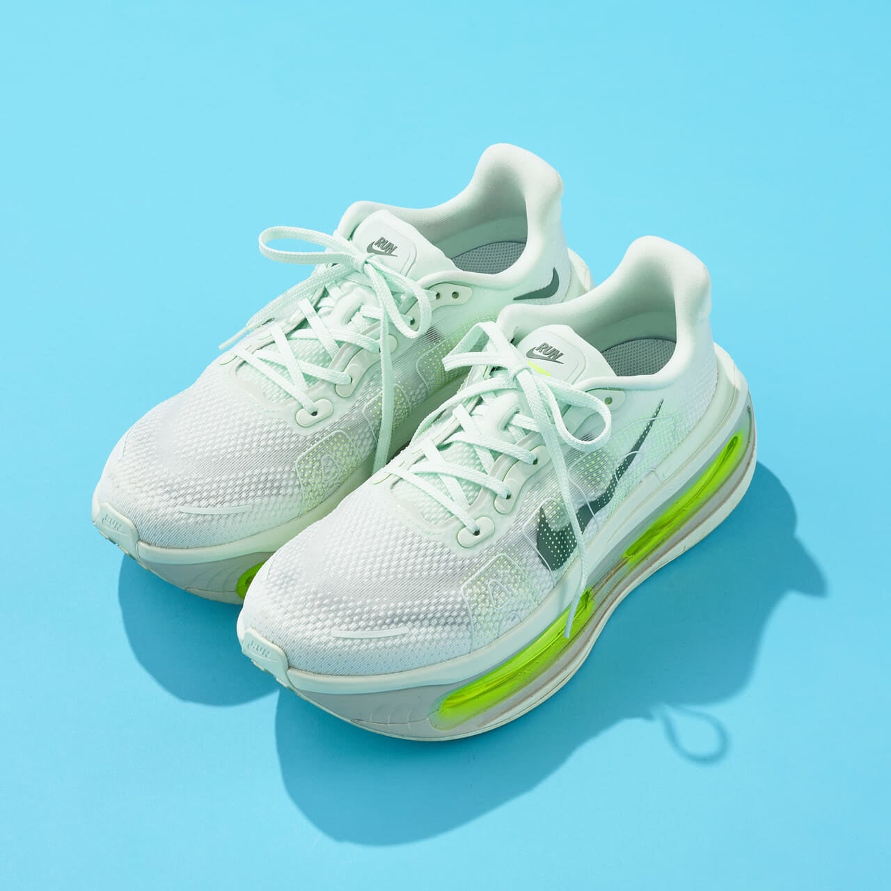 エディターが買ってよかったナイキの愛用ランニングシューズ/ボメロ プレミアムの斜め