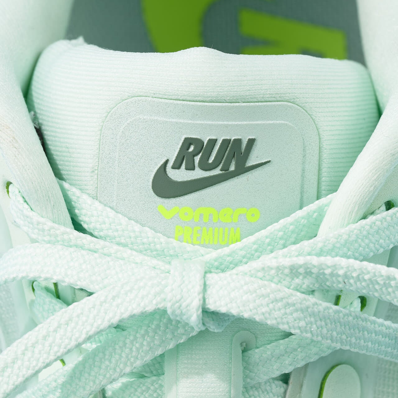 エディターが買ってよかったナイキの愛用ランニングシューズ/ボメロ プレミアムのロゴ寄り