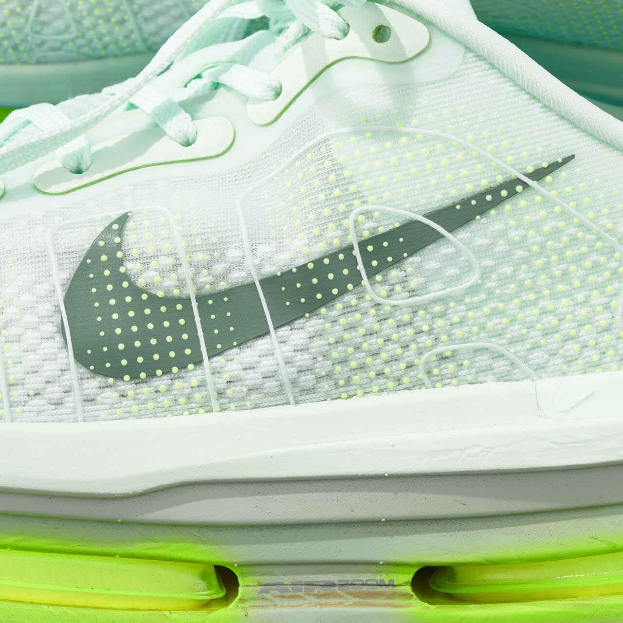 エディターが買ってよかったナイキの愛用ランニングシューズ/ボメロ プレミアムのナイキロゴ