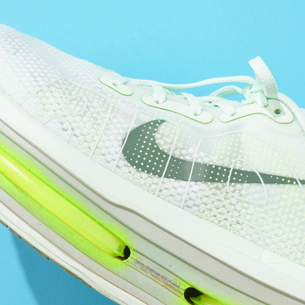 エディターが買ってよかったナイキの愛用ランニングシューズ/ボメロ プレミアムの斜め寄り