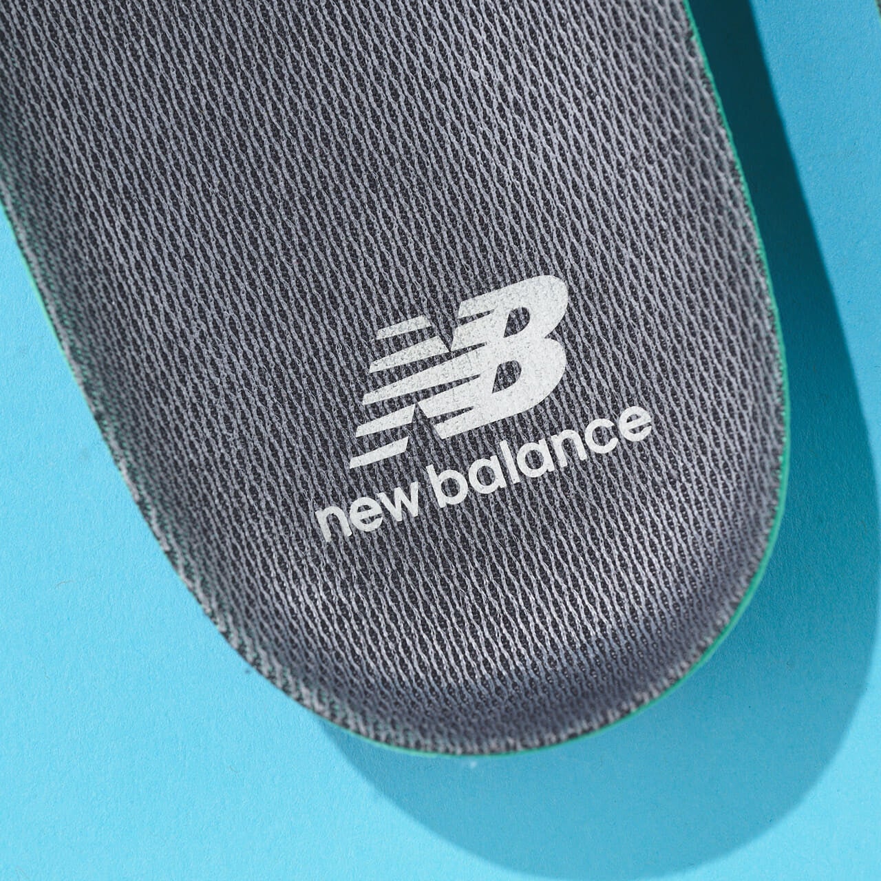 ニューバランスの愛用インソール　サポーティブリバウンドインソールのロゴ寄り