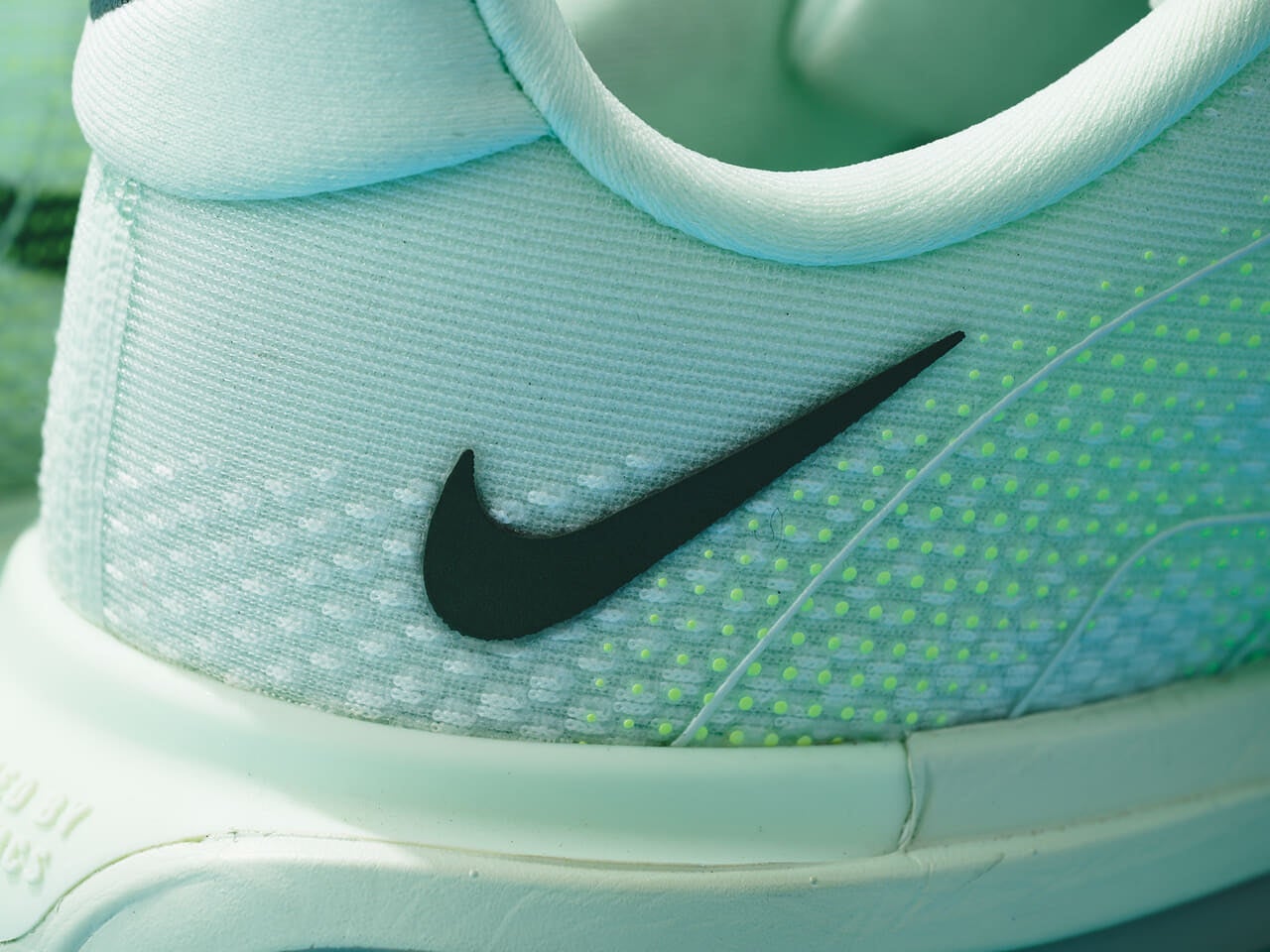 エディターが買ってよかったナイキの愛用ランニングシューズ/ボメロ プレミアムのスウッシュより