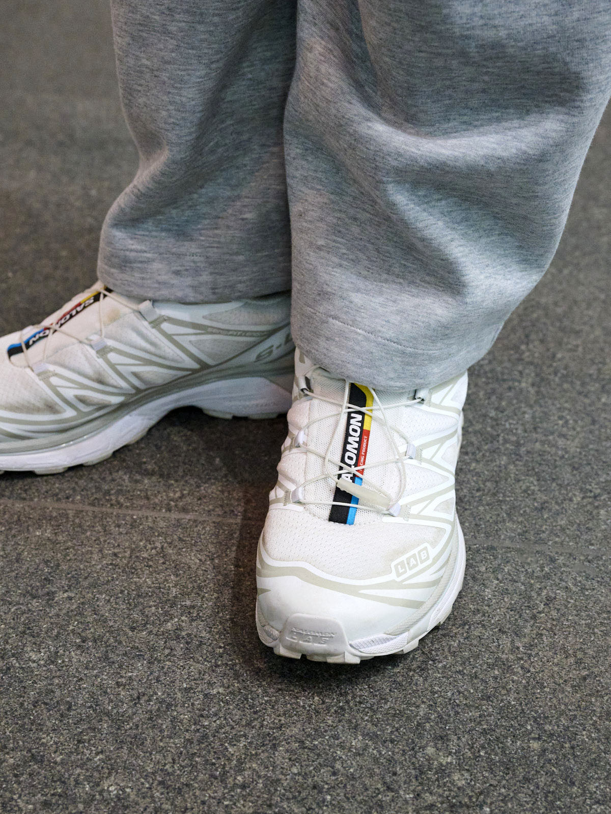 鈴々木響の冬の私服コーディネート＿サロモンのスニーカーロゴ寄り