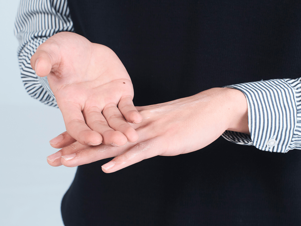 ハンドクリーム塗り方 手の甲を合わせる