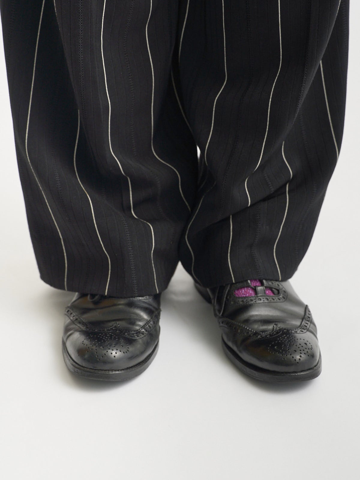 ユニクロダウン 足元は革靴できれいめに。