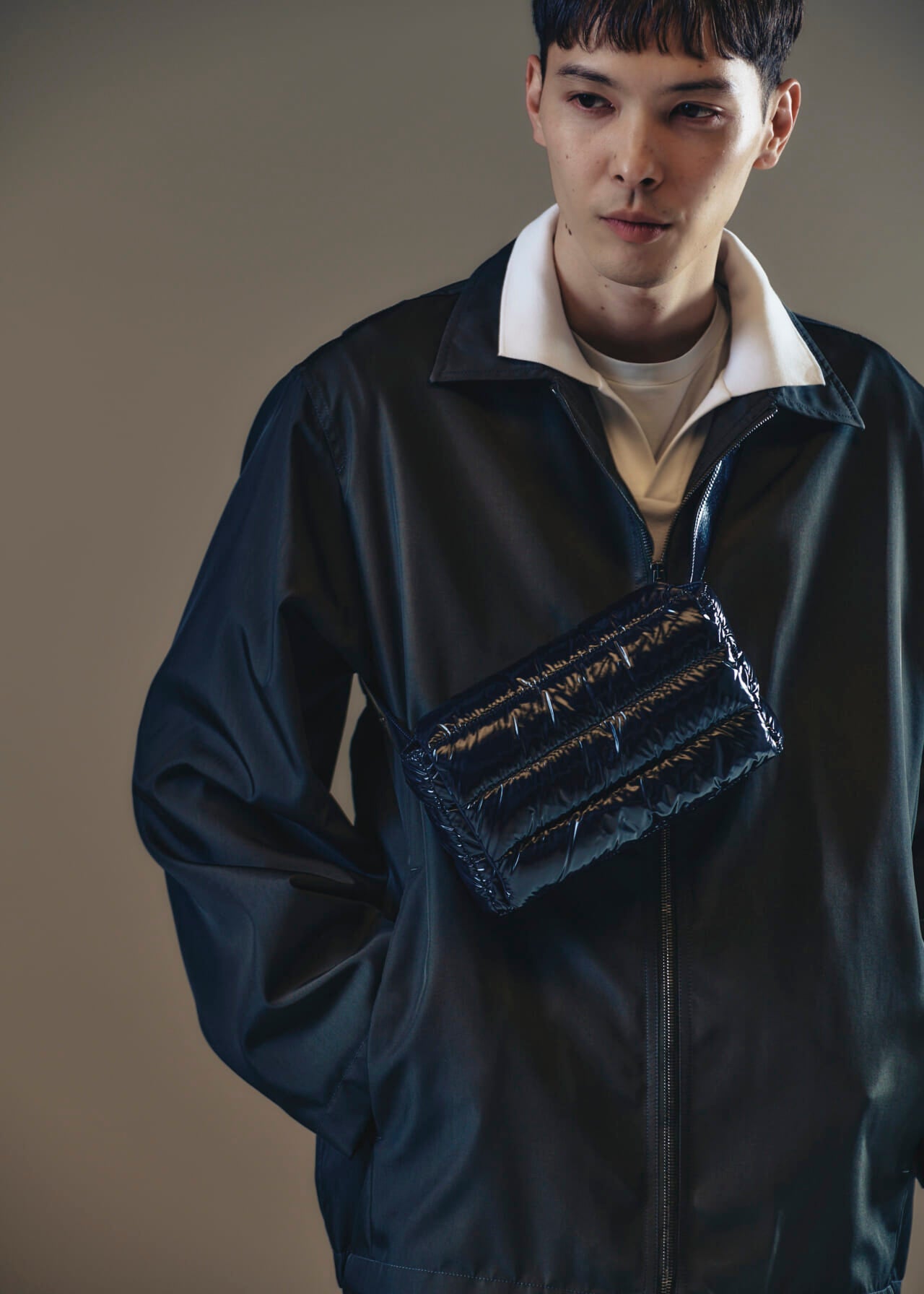 ヘルノ、グロスバック、ブラック、守屋光治、寄りカット