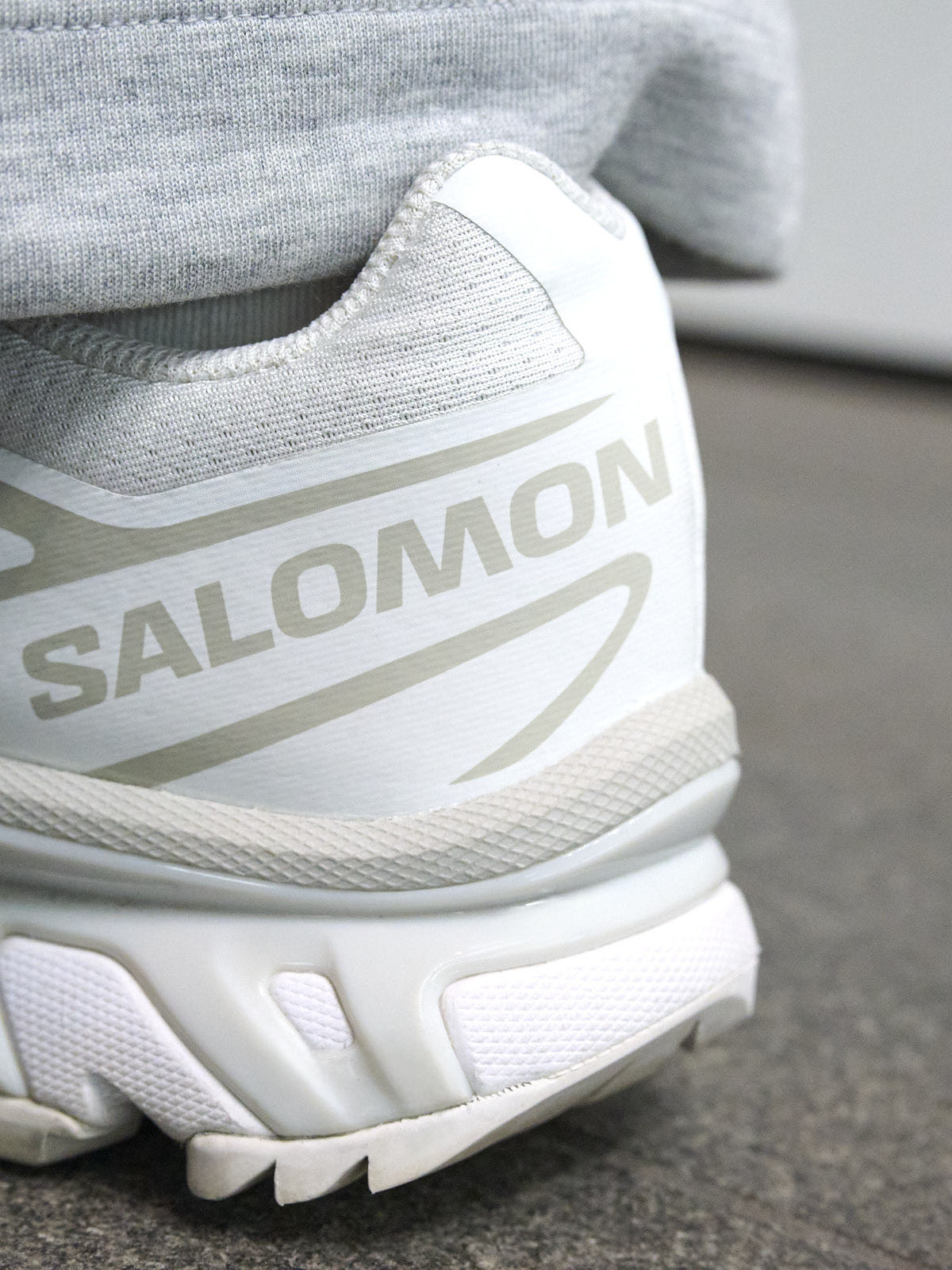 鈴々木響の冬の私服コーディネート＿サロモンのスニーカーロゴ寄り