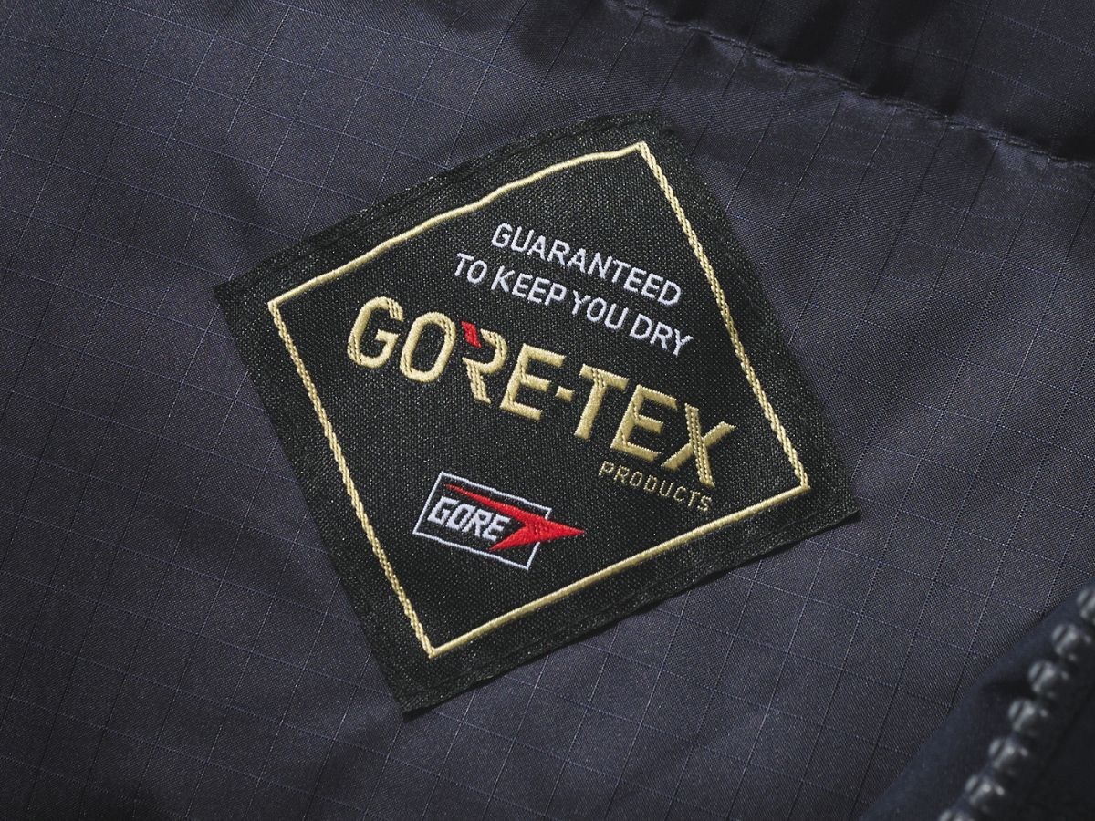 ついに冬本番！“黒じゃない”ゴアテックス仕様の4強ダウンを徹底レビュー！あえてのテラコッタ？大人ネイビー？それとも…