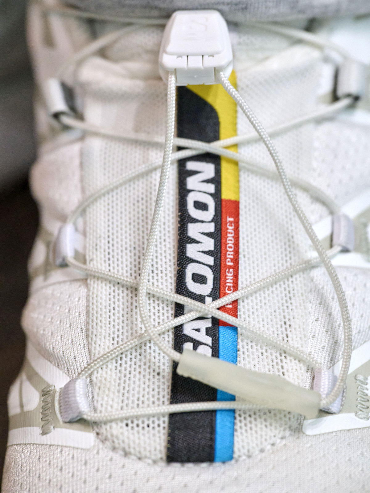 鈴々木響の冬の私服コーディネート＿サロモンのスニーカーシュータン寄り