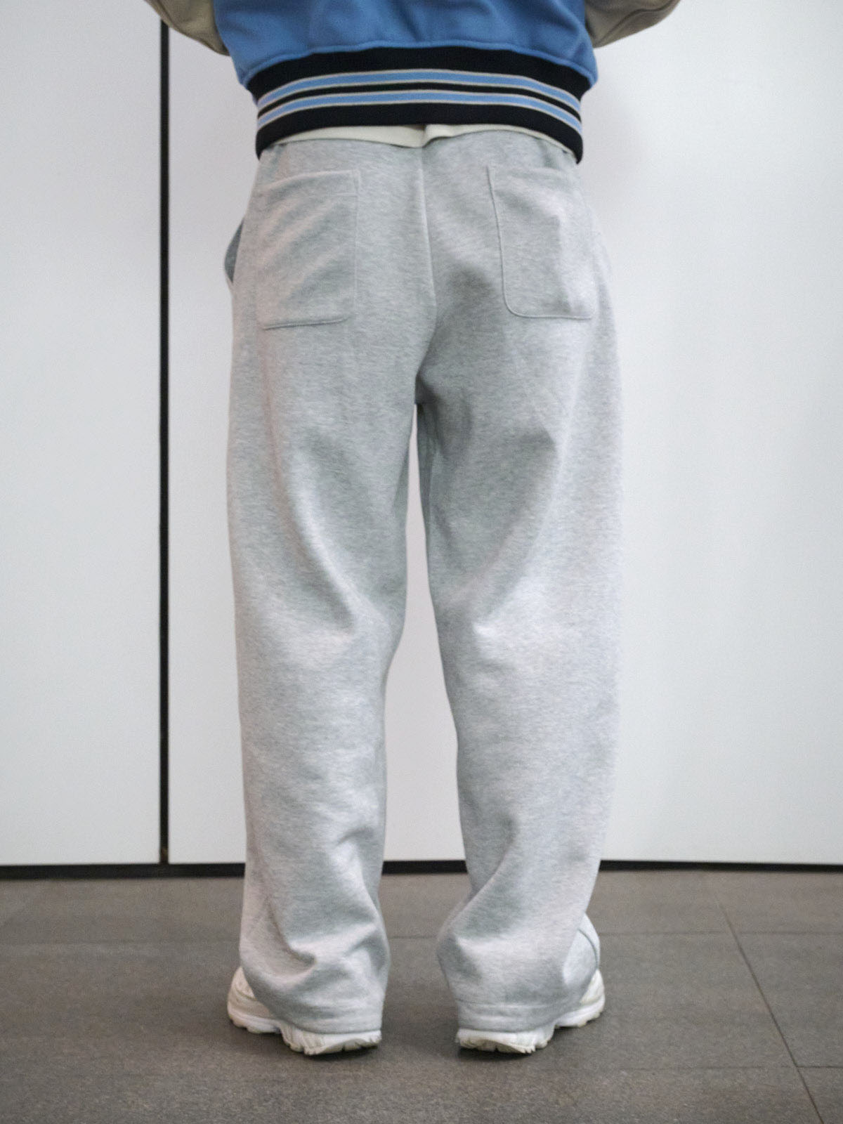 鈴々木響の冬の私服コーディネート＿ユニクロシーのスウェットパンツバックスタイル