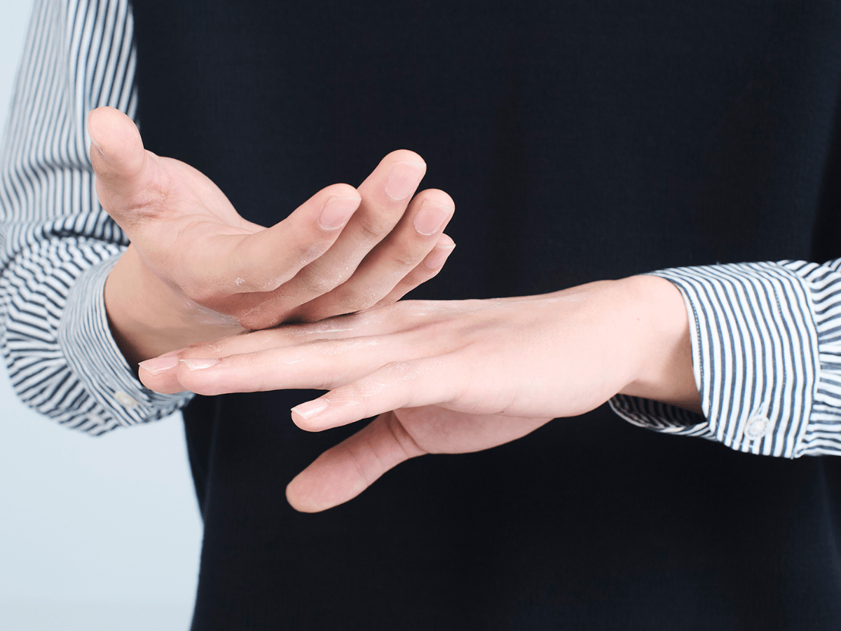 ハンドクリーム塗り方 指まですり合わせる