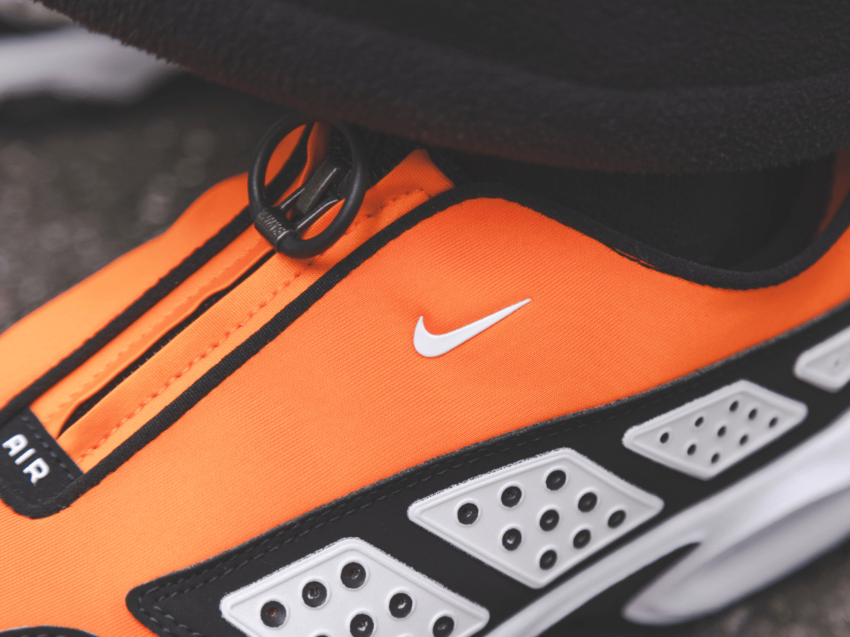 je suis heureuse MAYUさんの冬スタイル　ナイキのスニーカー　ブランドロゴ