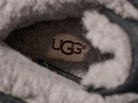 噂の「UGG®(アグ®)」の黒名品を知ってる? 定番にして不動の人気を誇る、「あったかシューズ」6選をエディターが試着&本音レビュー!