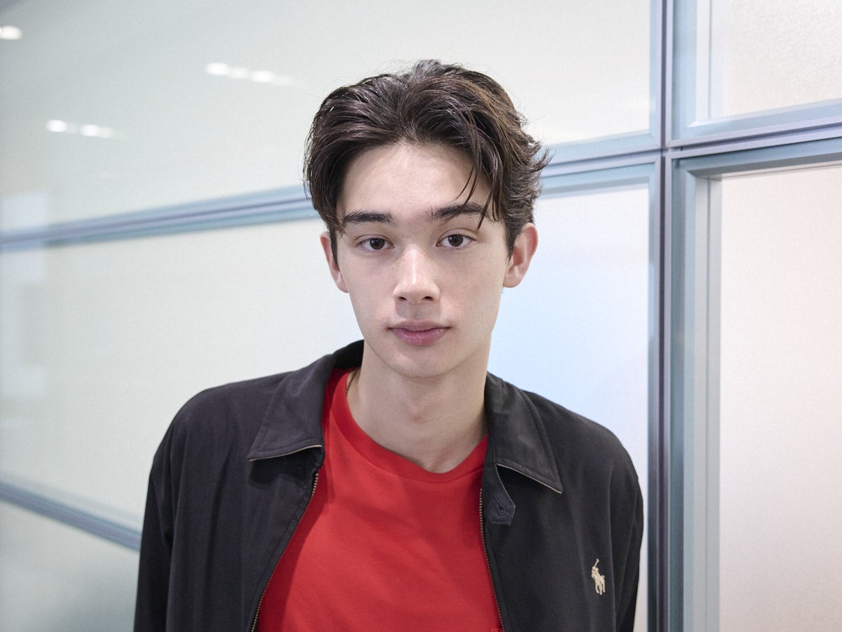 [栄莉弥] 「リーバイス®」のデニムに「ラルフ ローレン」の黒ジャケットを合わせてトレンドの赤を差し色に！【メンズノンノモデルの私服スナップ】