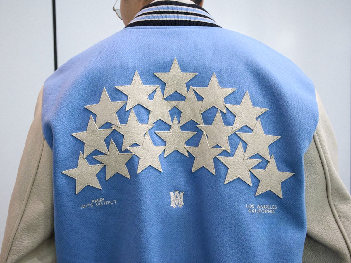 鈴々木響の冬の私服コーディネート＿AMIRIの背面ロゴ寄り