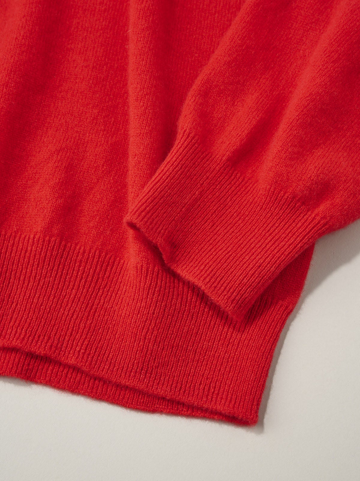 SHIPS、WG CASHMERE CREW NECK red、袖、裾ディテール