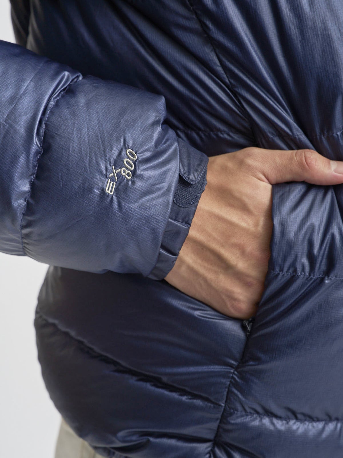 モンベルのアルパインダウン ジャケットのオシャレな着こなしの袖元