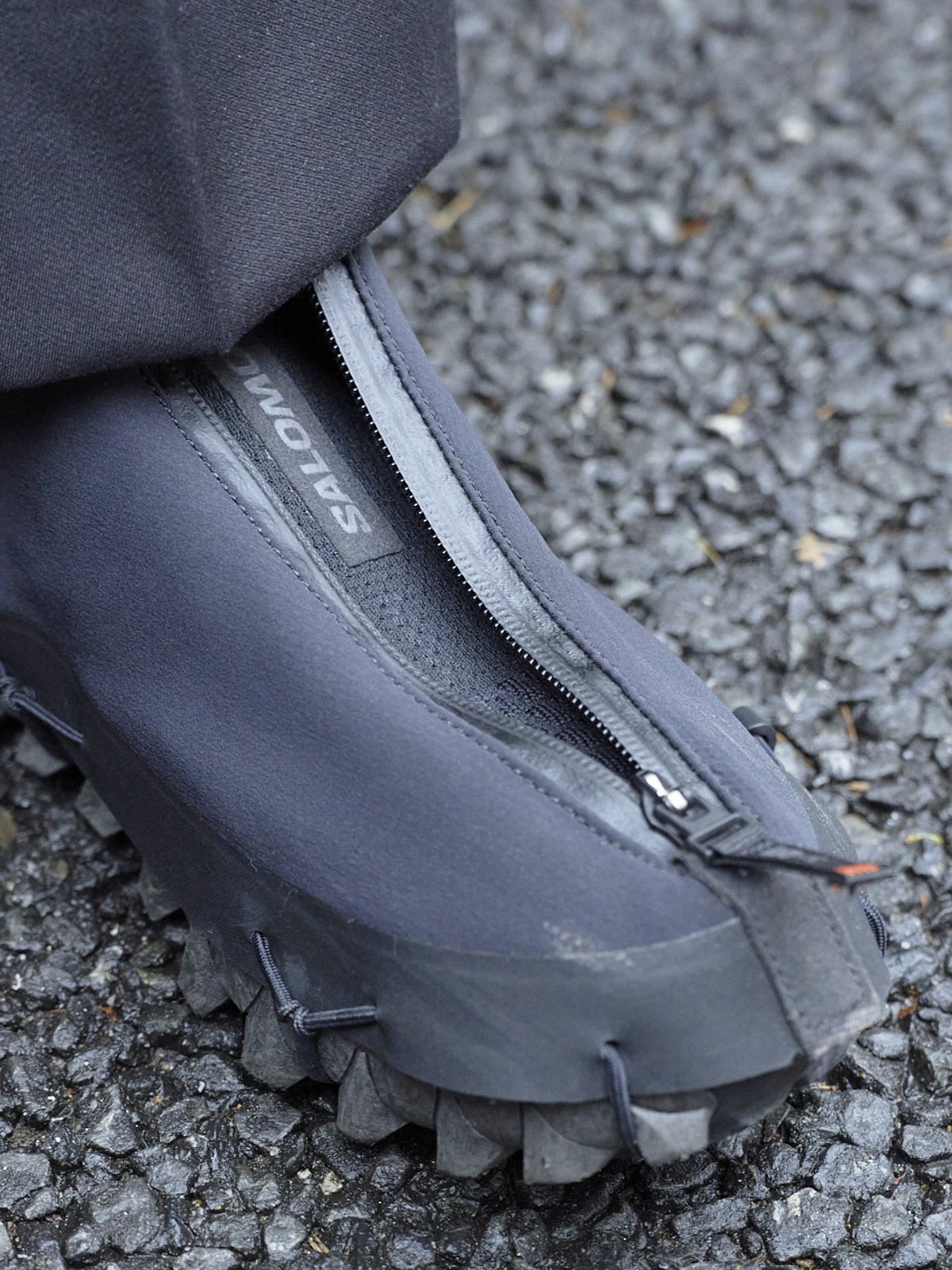 サロモン　スニーカー　止水ジップ