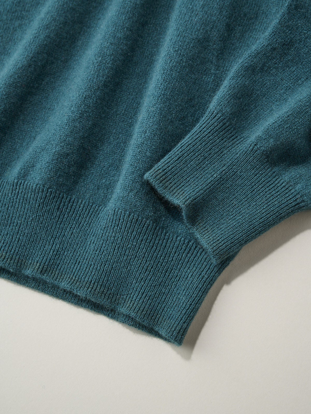 SHIPS、WG CASHMERE CREW NECK blue、袖、裾ディテール