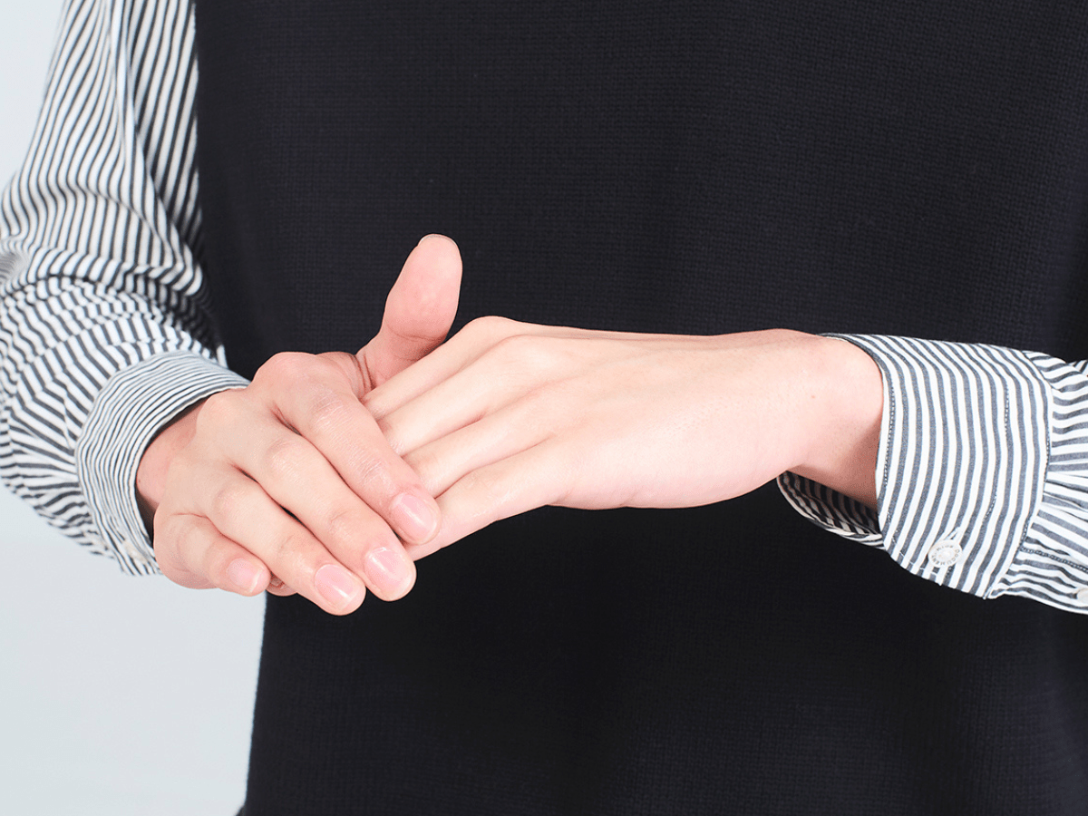 ハンドクリーム塗り方 手のひらに伸ばす