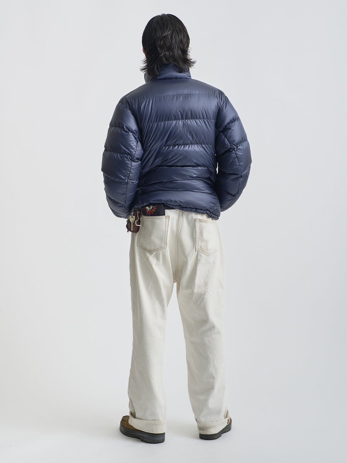 モンベルのアルパインダウン ジャケットのオシャレな着こなしの全身バック