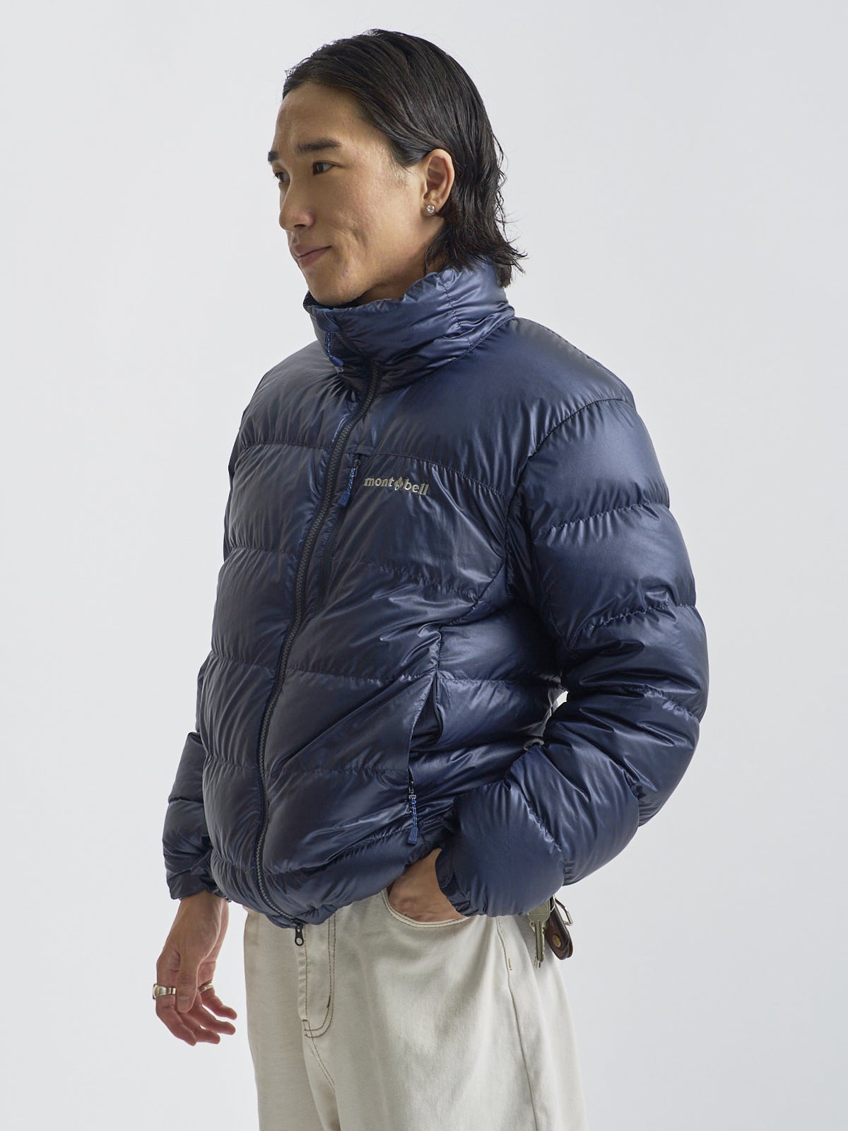 モンベルのアルパインダウン ジャケットのオシャレな着こなしの上半身サイド
