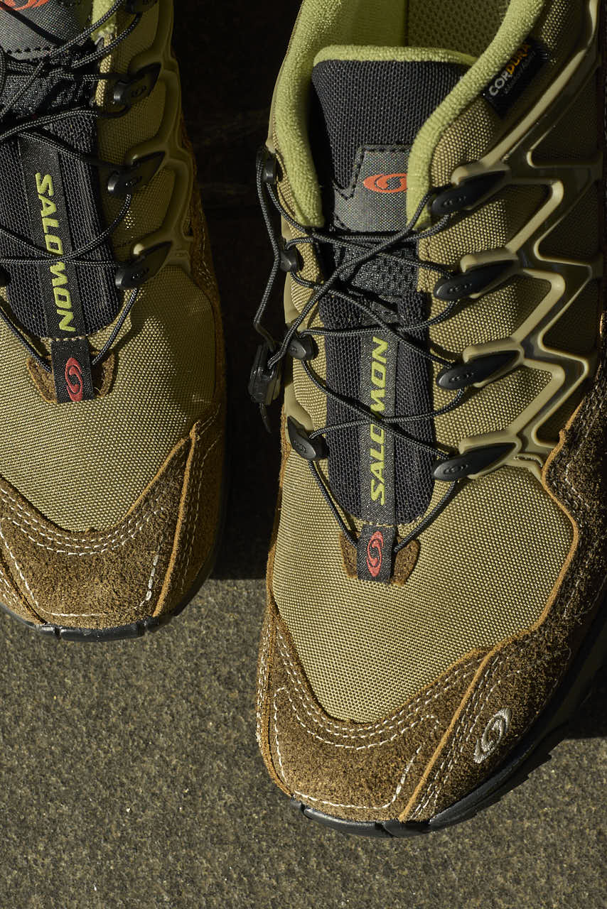 サロモンのスニーカー　上からニュアンス