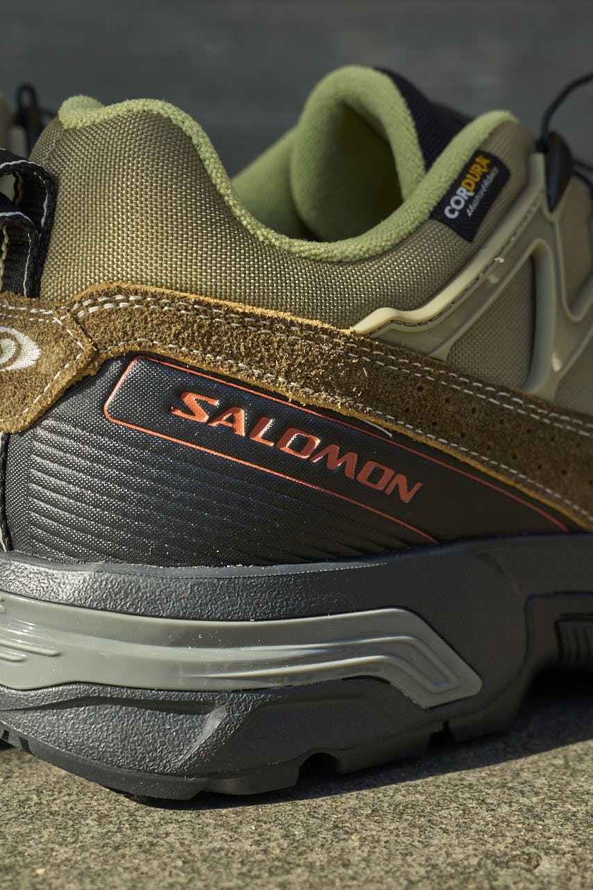 サロモンのスニーカー　サイドロゴ