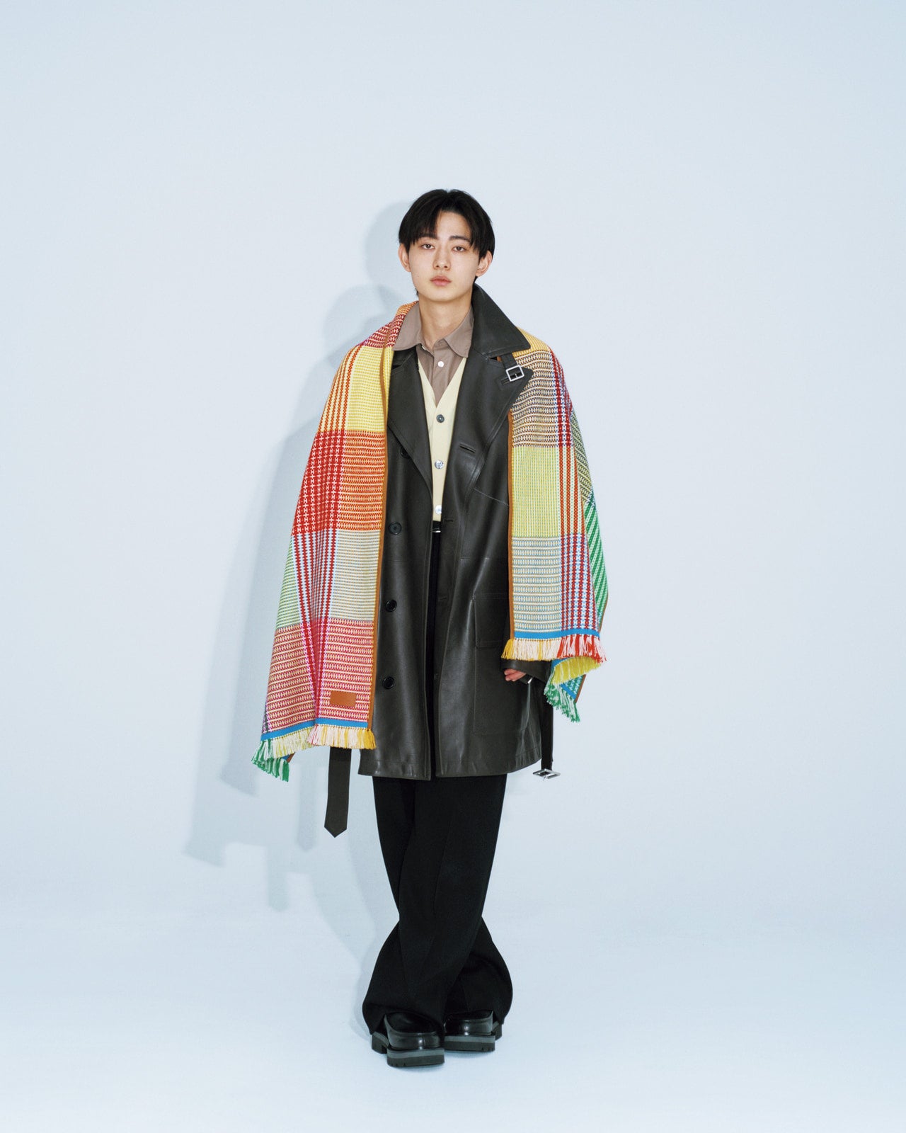 豊田裕大が着用するHERMÈSのマフラ、レザーコート、カーディガン、シャツ、パンツ、ブーツ
