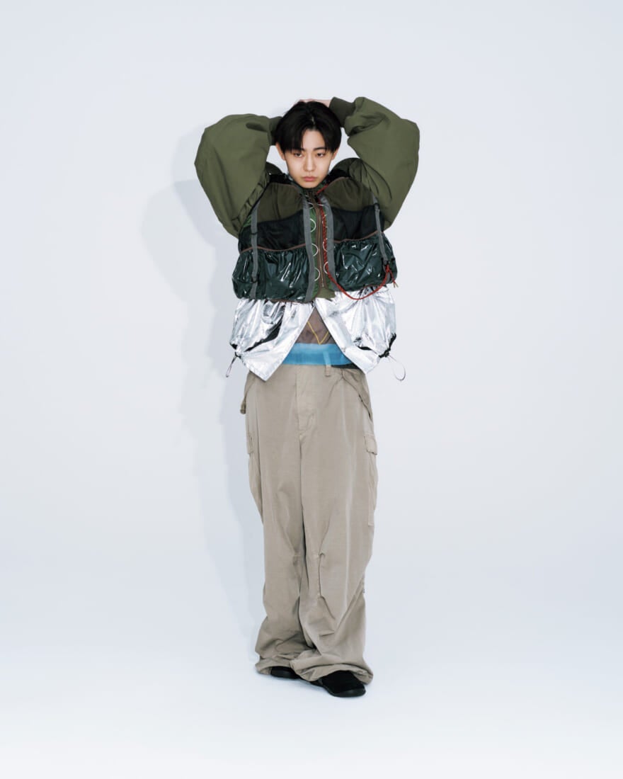 豊田裕大が着用するkolorのブルゾン、ニット、パンツ