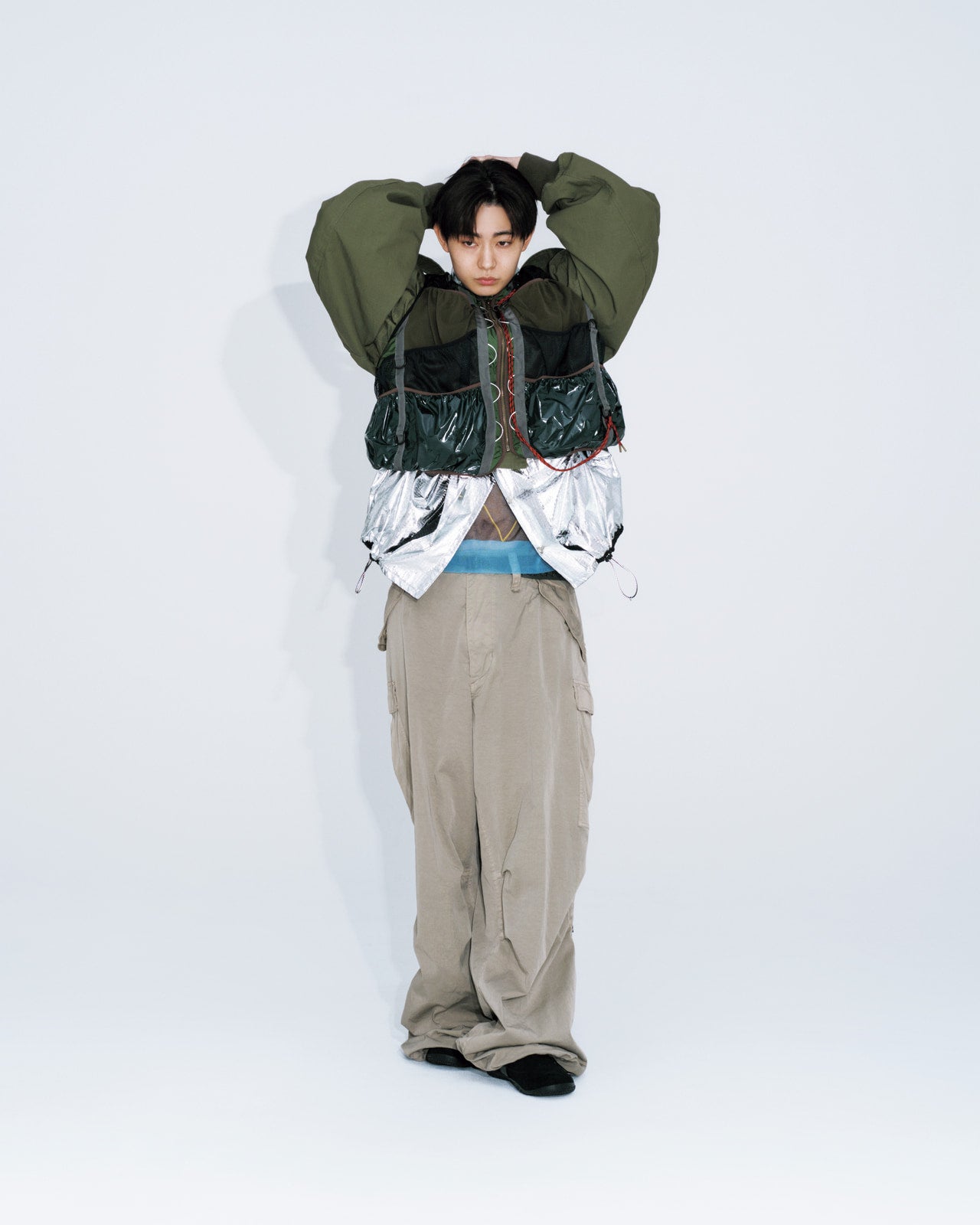 豊田裕大が着用するkolorのブルゾン、ニット、パンツ