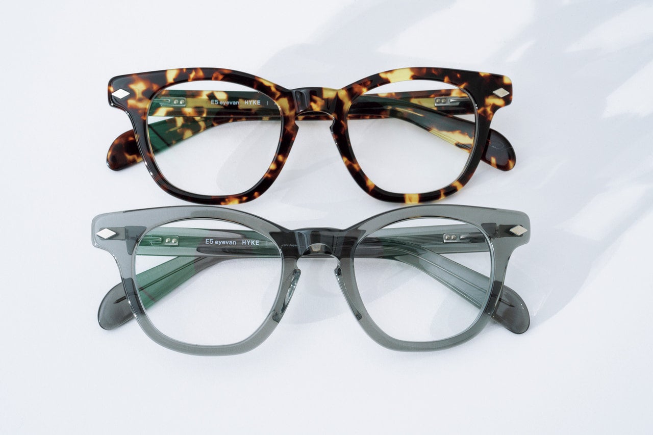 豊田裕大が着用するE5 eyevan × HYKEのメガネ