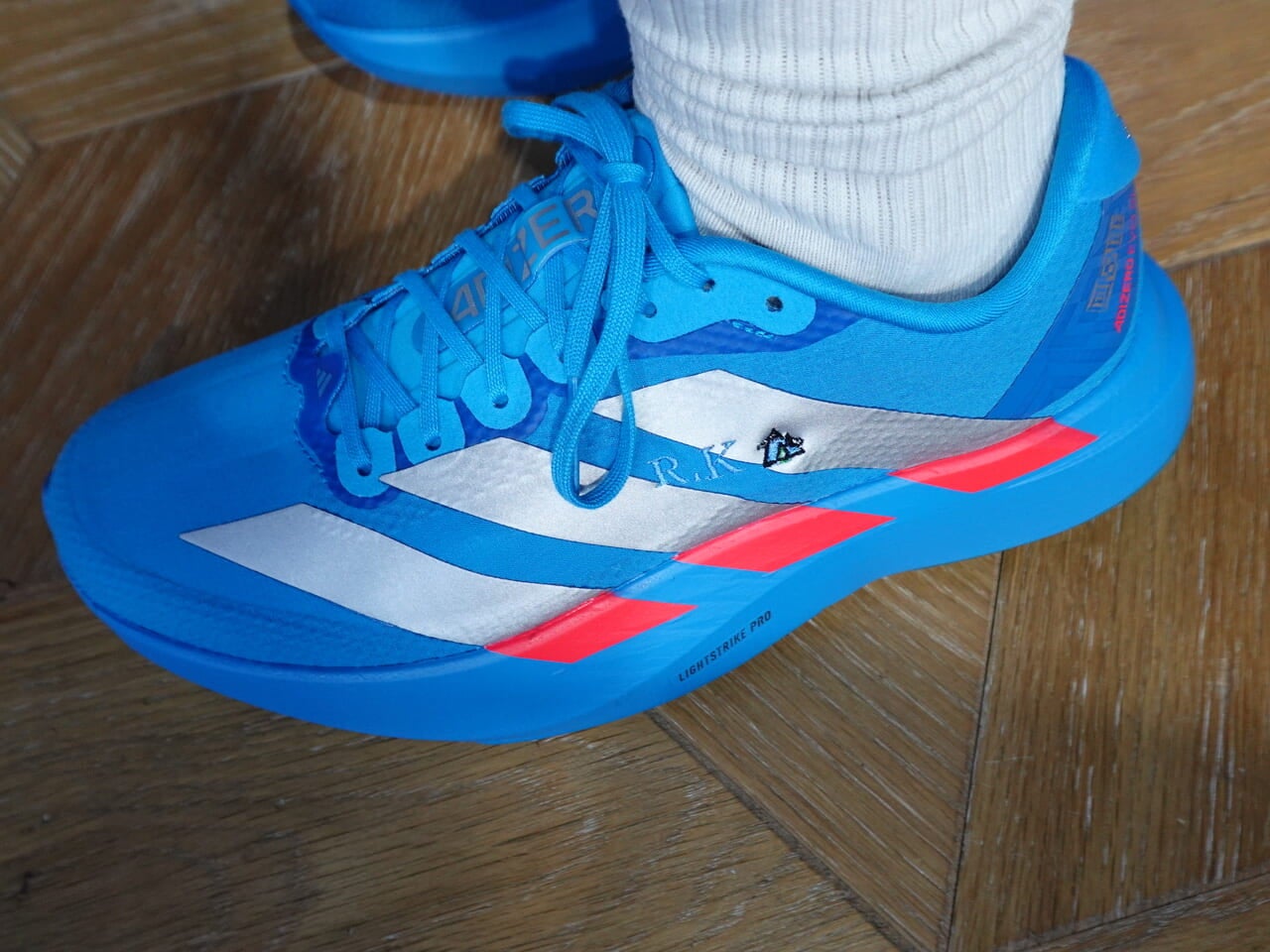 「ADIDAS EKIDEN DAY(アディダス駅伝デー)」会場で行われたスニーカーへの刺繍入れの様子2