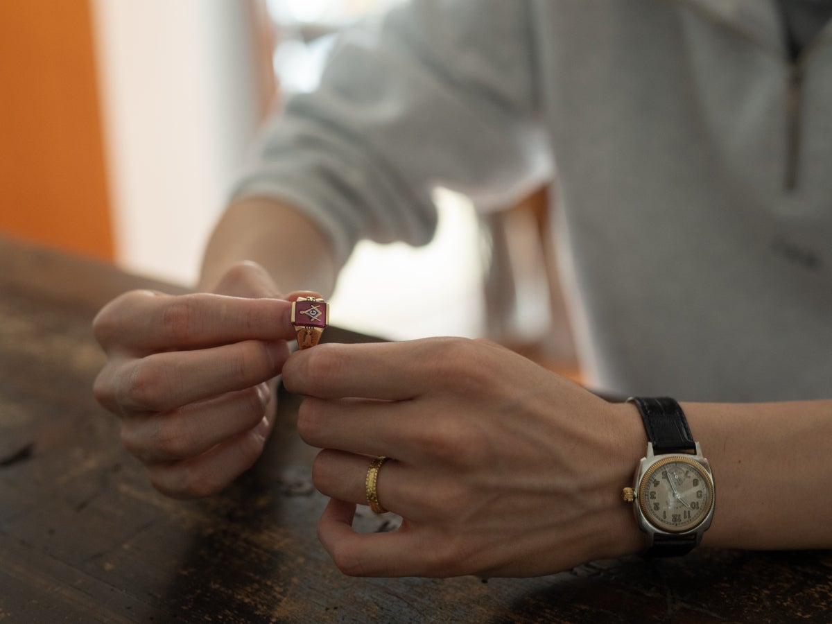 メンズノンノモデル 守屋光治のオーダーメイドで作った結婚指輪 一緒につけているフリーメイソンのリング