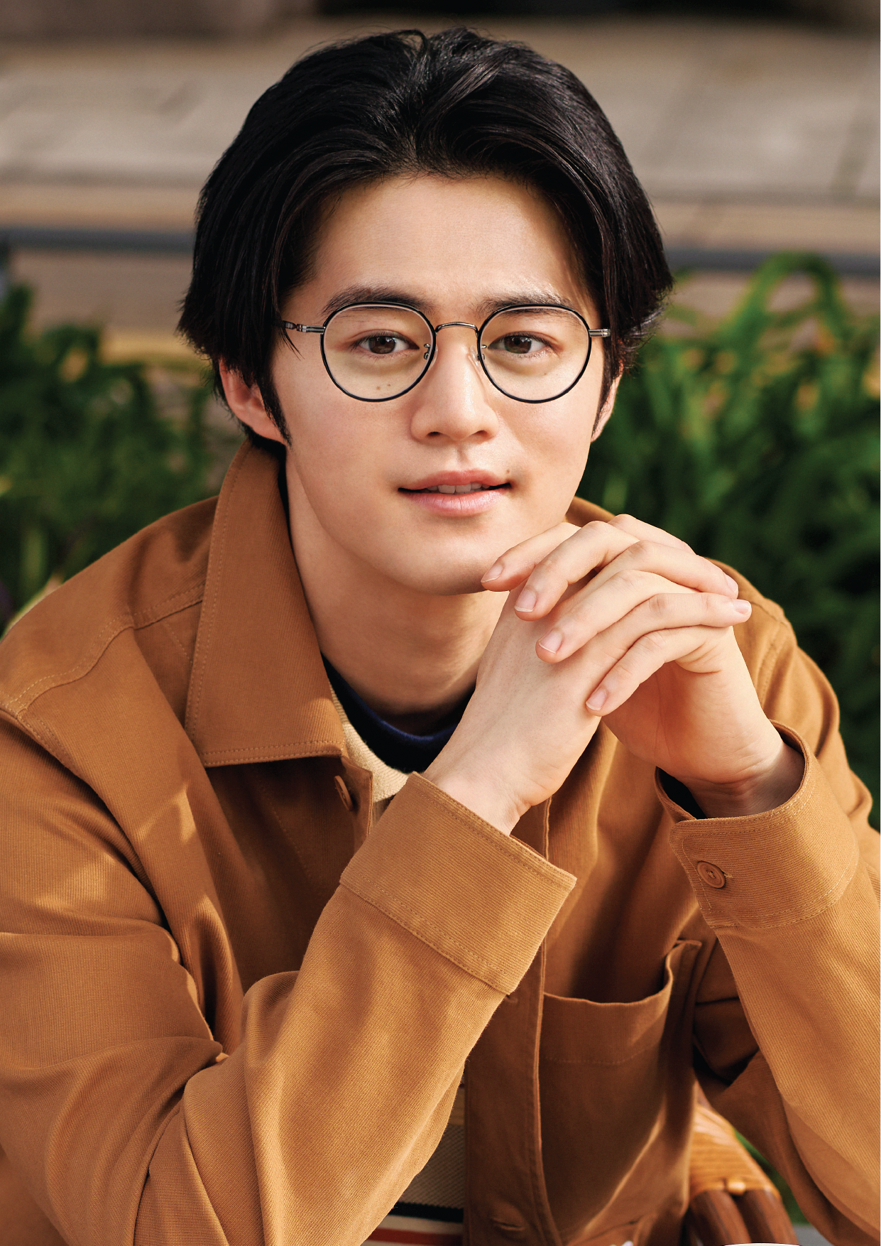 ラコステのめがねを着用する鈴鹿央士