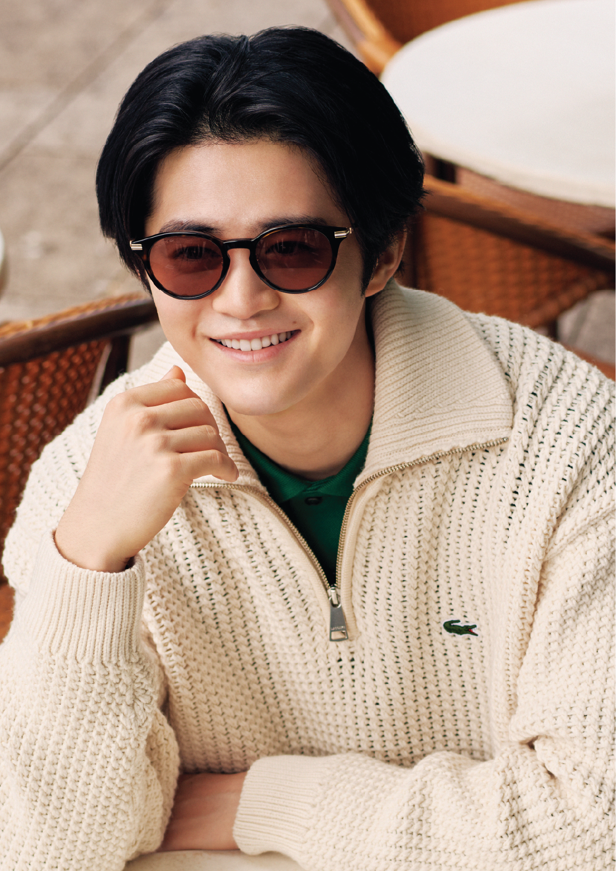 ラコステのサングラスを着用する俳優でメンズノンノモデルの鈴鹿央士