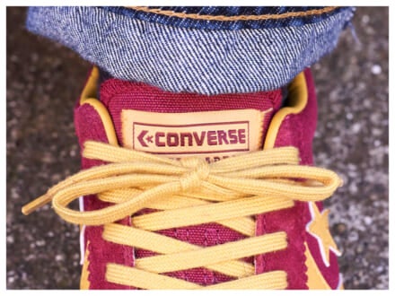 流行りのバーガンディな「コンバース」と「リーバイス®」のデニムを合わせた大人なダウンコーデ!【人気ショップ&ブランドスタッフの冬の毎日更新スニーカースナップ/DAY8】