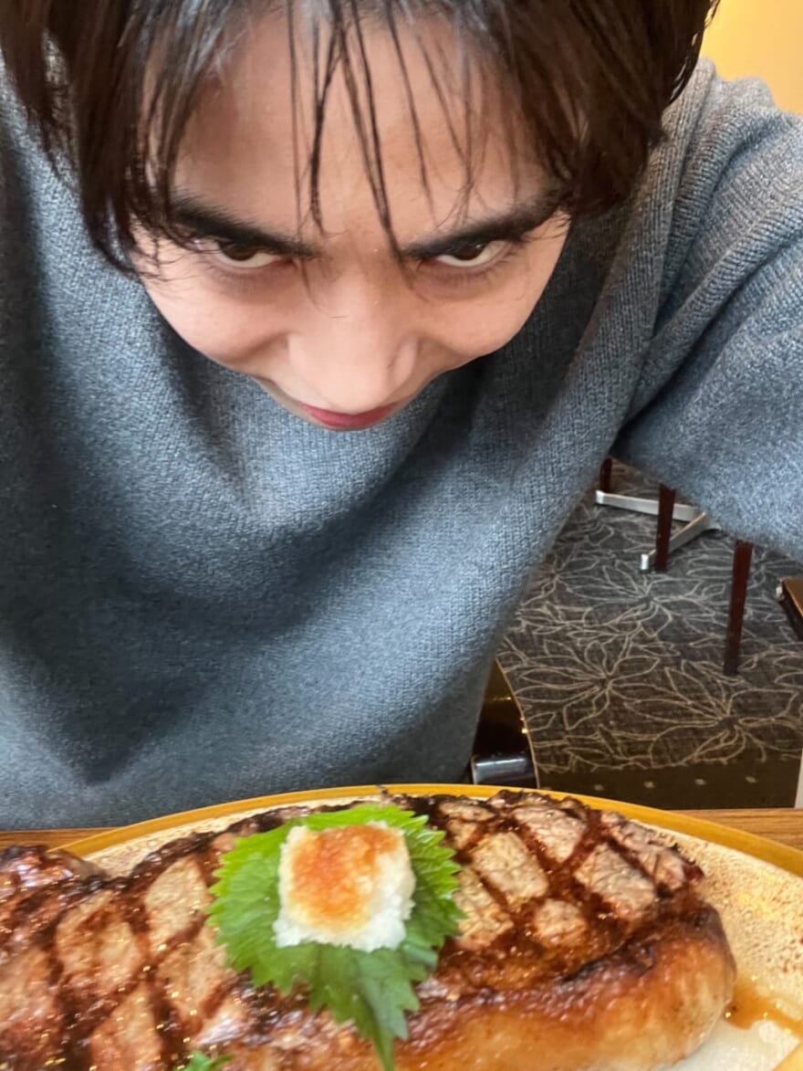 ステーキを前にこちらを睨みつけるメンズノンノモデル豊田裕大