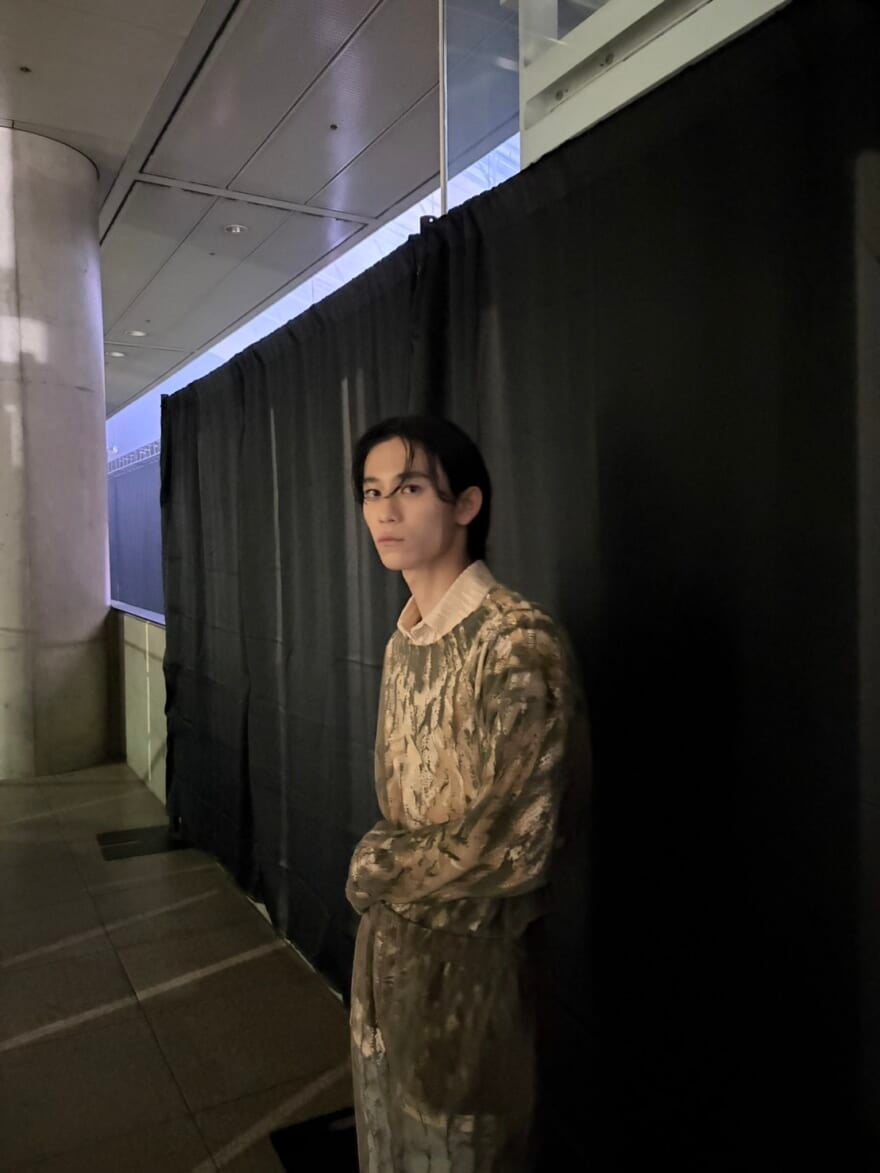 ガールズアワードでのメンズノンノモデル小方蒼介。こちらを見て立っている。