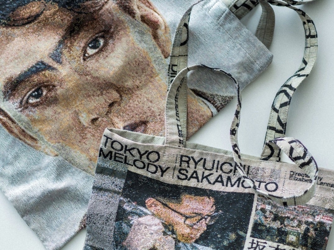 「アダム エ ロぺ」が「坂本龍一」の幻のドキュメンタリー劇場公開を記念した特別コラボアイテムをリリース！