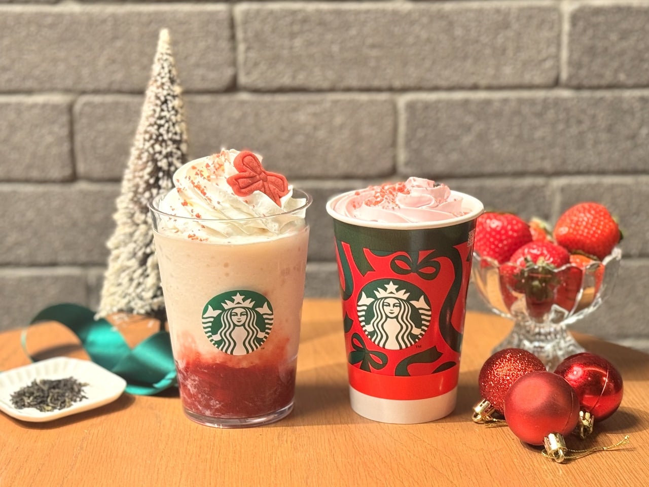 【スタバ 新作レビュー】ホリデー2025メニュー 一覧！「ストロベリー & ジョイフルメドレー ティー フラペチーノ&reg;」はどんな味？