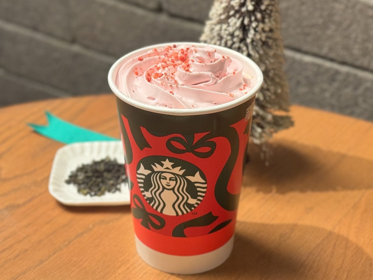 スタバ「ストロベリー ムース & ジョイフルメドレー ティー ラテ」