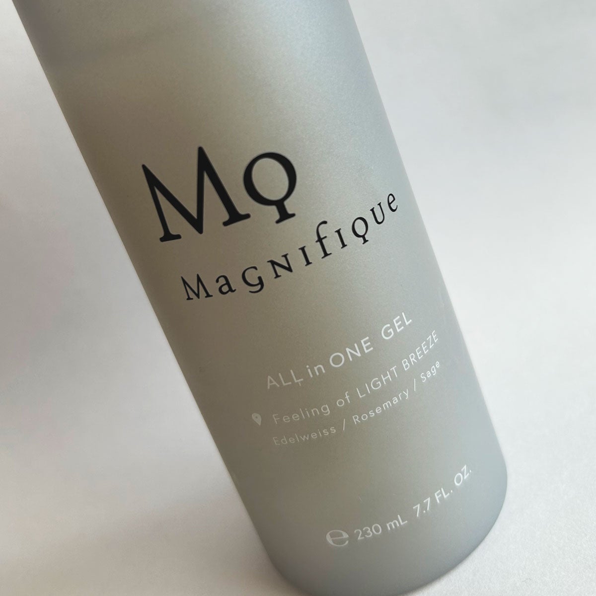 マニフィークのオールインワンジェルのロゴ寄り