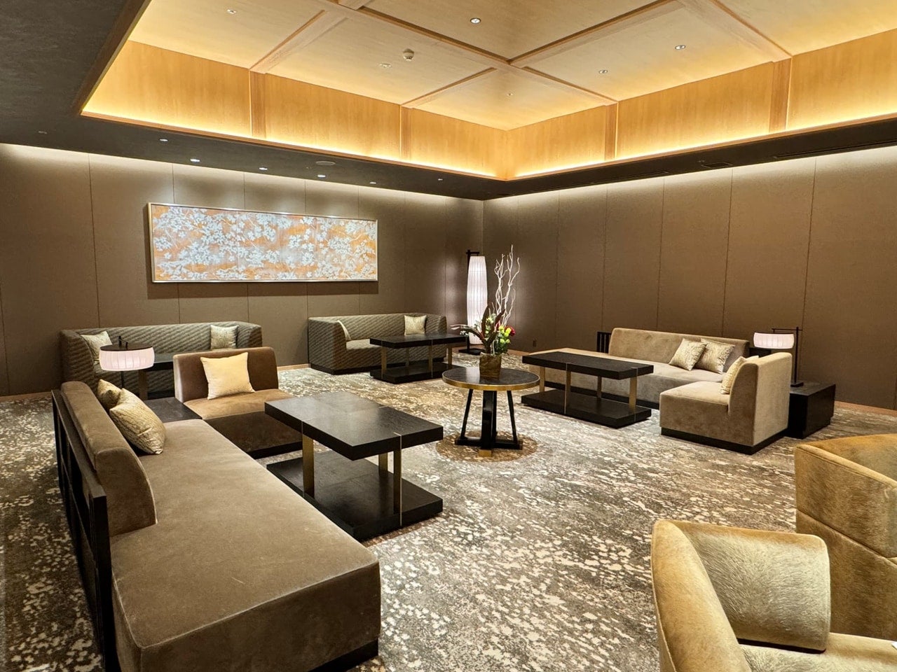 箱根 おすすめ宿 客室ロテン温泉風呂付『はつはな』ラウンジ２